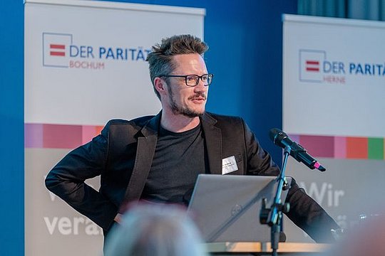 Mann am Rednerpult