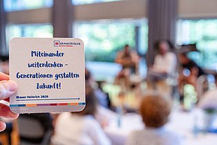 Bierdeckel mit der Aufschrift "Miteinander weiterdenken - Generationen gestalten Zukunft!"