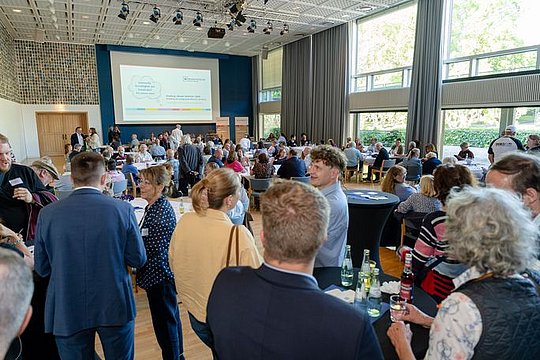 Menschen in einem Saal